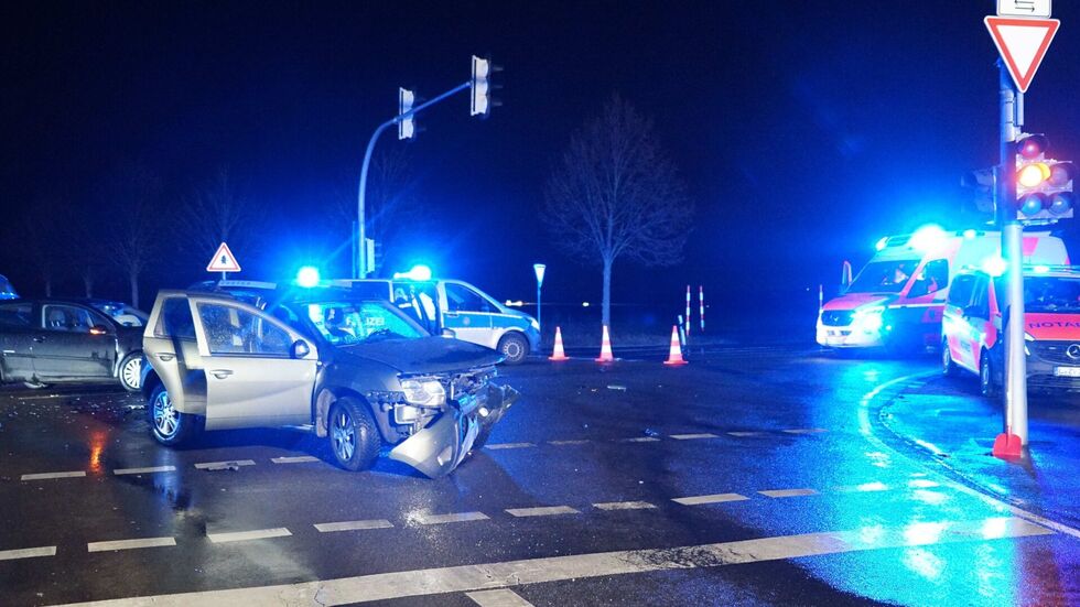 Die Kreuzung musste voll gesperrt werden. Die Kreuzung musste voll gesperrt werden.