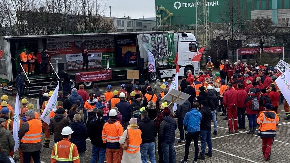 Die Stahlarbeiter bei der Demonstration in Riesa am Donnerstagmittag.