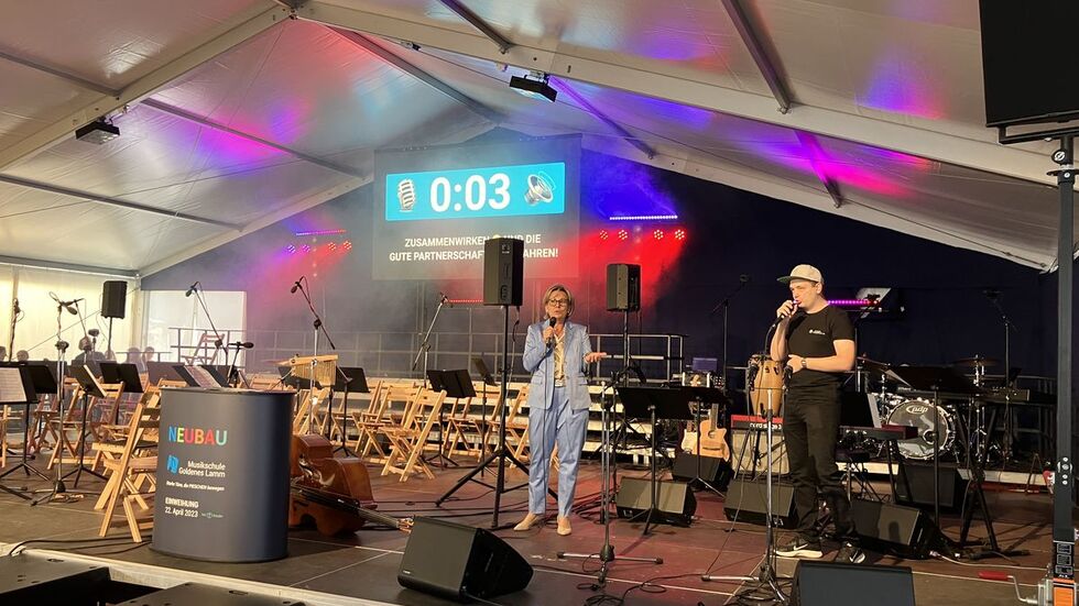 Ministerin Barbara Klepsch rappt mit Johann Beurich aka DorFuchs