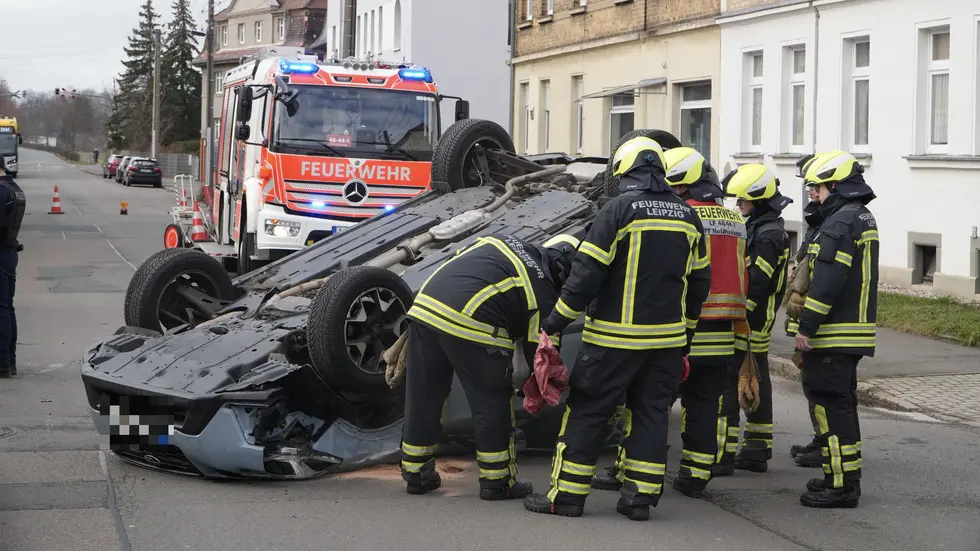 Feuerwehrleute an der Unfallstelle.