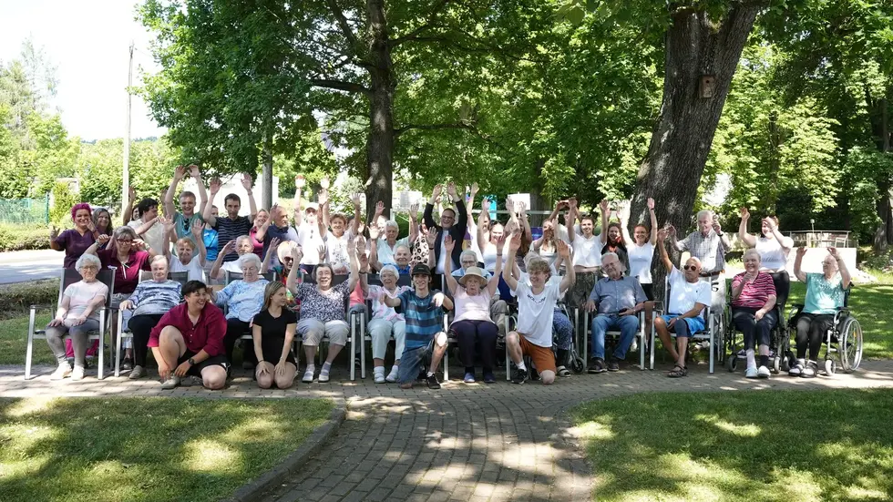 19 Jugendliche der Fortis Akademie haben im Altenpflegeheim „Haus am Wald“ in Grüna mit Senioren leichte Bewegungsübungen trainiert. Der Projekttag brachte Praxis, Begegnung und viel Freude für beide Generationen. 19 Jugendliche der Fortis Akademie haben im Altenpflegeheim „Haus am Wald“ in Grüna mit Senioren leichte Bewegungsübungen trainiert. Der Projekttag brachte Praxis, Begegnung und viel Freude für beide Generationen.