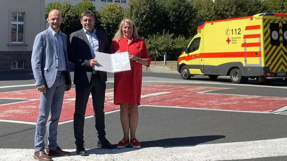 Scheckübergabe. Von rechts nach links: Gesundheitsministerin Petra Köpping, Klinikum-Geschäftsführer Steffen Thiel und Landrat Stephan Meyer Scheckübergabe. Von rechts nach links: Gesundheitsministerin Petra Köpping, Klinikum-Geschäftsführer Steffen Thiel und Landrat Stephan Meyer