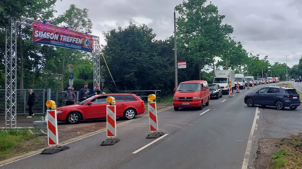 Die Autos mit den angereisten Festivalbesuchern stauten sich über geschätzte 400 Meter vom Flugplatz bis auf die Straße. 