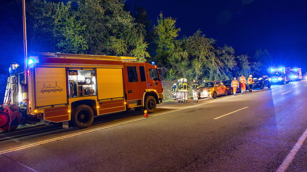 Die Feuerwehr Aue sicherte die Unfallstelle ab, leuchtete den Bereich aus und stellte den Brandschutz sicher. Zudem wurden ausgelaufene Betriebsmittel gebunden.  Die Feuerwehr Aue sicherte die Unfallstelle ab, leuchtete den Bereich aus und stellte den Brandschutz sicher. Zudem wurden ausgelaufene Betriebsmittel gebunden.