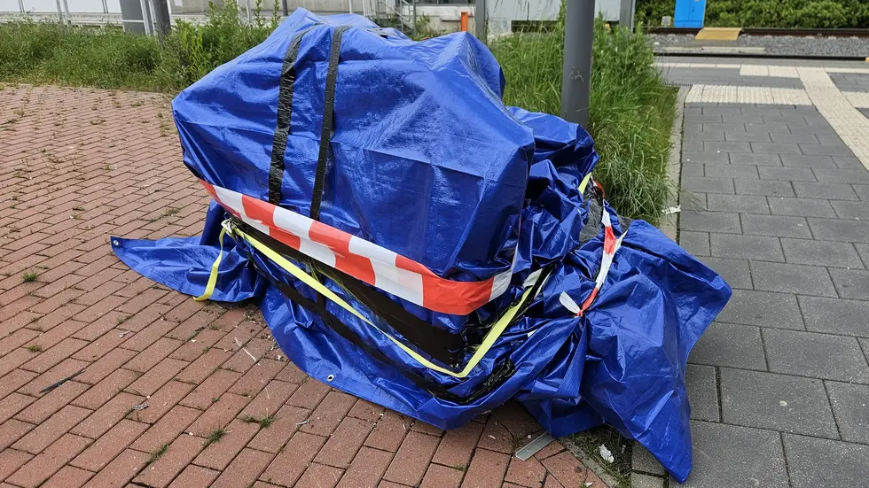 Ein zerstörter Ticket-Automat letztens in Taucha (Symbolbild). Ein zerstörter Ticket-Automat letztens in Taucha (Symbolbild).