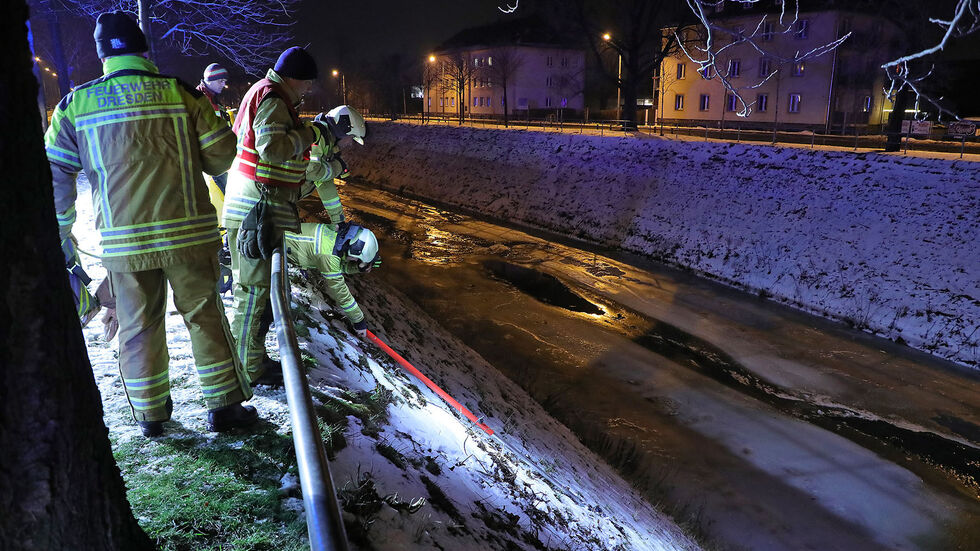 Ein 53-Jähriger war den Abhang hinunter in den eisigen Fluss gestürzt, die Feuerwehr musste ihn retten