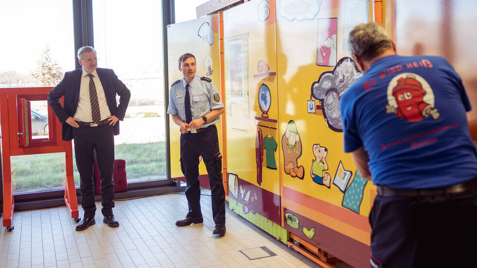  Der Leiter des Brandschutzerziehungszentrums Pierre Bedrich (M.) stellt die interaktive Lernwand vor - Ordnungsbürgermeister Detlef Sittel (l.) schaut sich das genauer an.