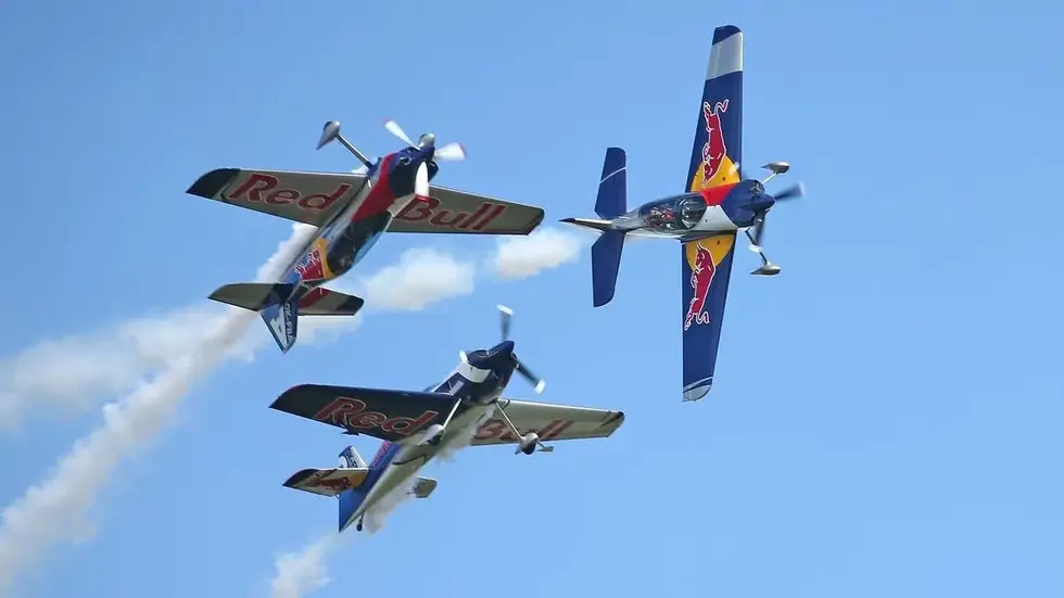 Das Flying Bulls Aerobatics Team sorgte mit atemberaubenden Flügen für staunende Gesichter. 