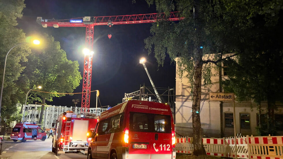 Jugendliche kletterten auf diesen Kran und versteckten sich - als die Rettungskräfte eintrafen - in 42 Metern Höhe unter einer Seilrolle