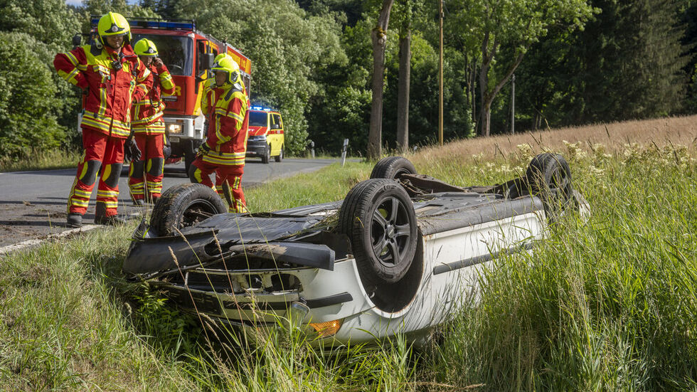 Der Skodafahrer kam verletzt in ein Krankenhaus.