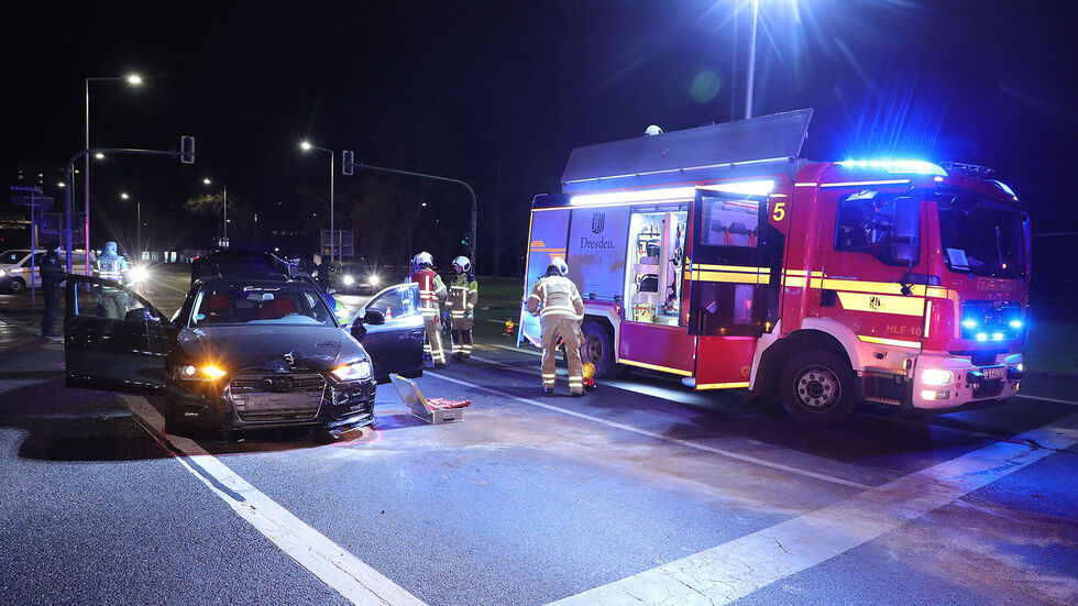 Der verunfallte Audi steht auf der Kreuzung