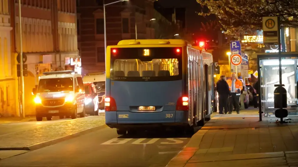 Auf der Fürstenstraße hat ein Jugendlicher am Donnerstagabend einen Bus der CVAG beschädigt.