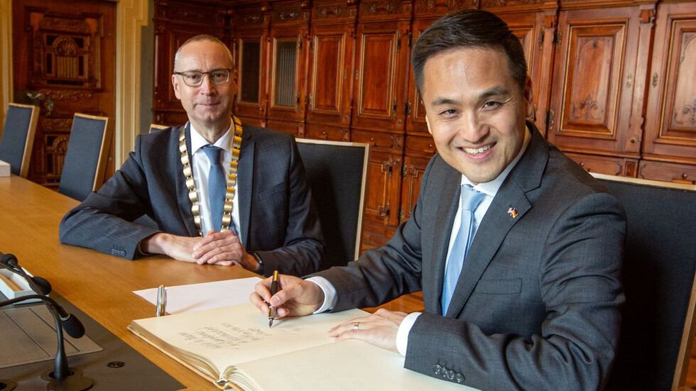 Der Generalkonsul beim Eintrag in das Goldene Buch der Stadt Bautzen. Oberbürgermeister Karsten Vogt (l.)