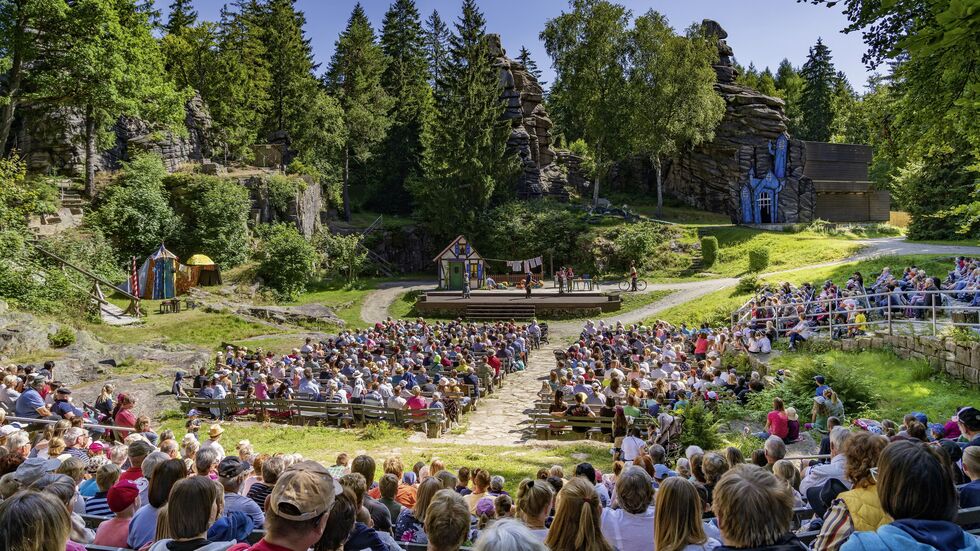 Zahlreiche Besucher kommen zu den Stücken an den Greifensteinen - wie hier zu "Räuber Hotzenplotz".
