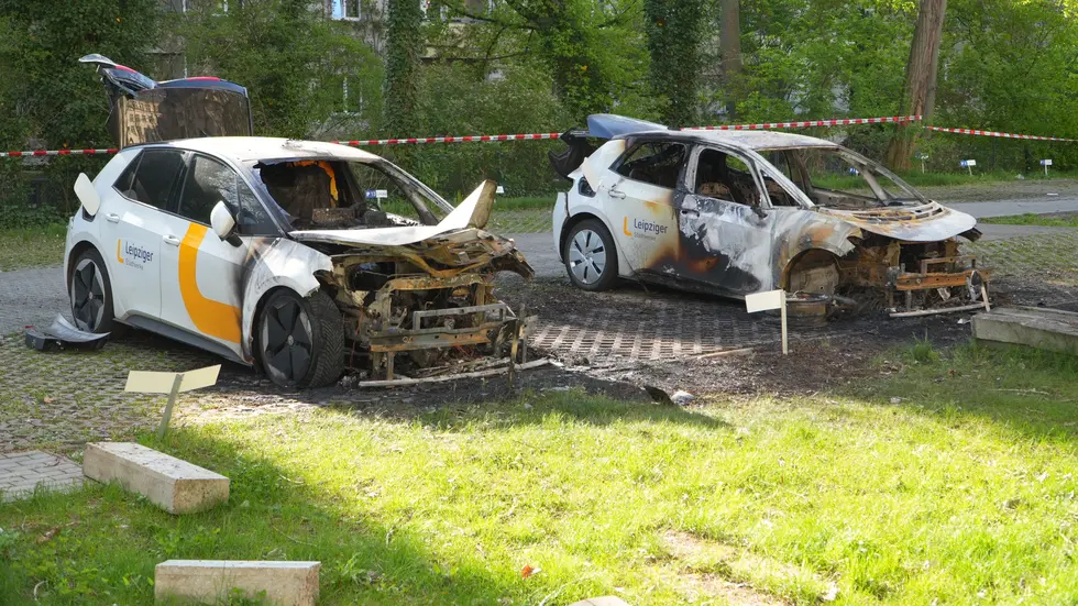 Auf einem Parkplatz an der Eichendorffstraße sind vier Elektro-VWs (ID.3) abgefackelt.