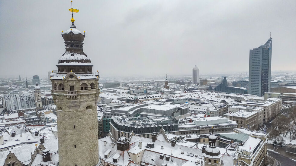 Auf dem Neuen Rathaus in Leipzig lag 2023 schon Anfang Dezember Schnee. Zu Weihnachten war er wieder weg. Auf dem Neuen Rathaus in Leipzig lag 2023 schon Anfang Dezember Schnee. Zu Weihnachten war er wieder weg.
