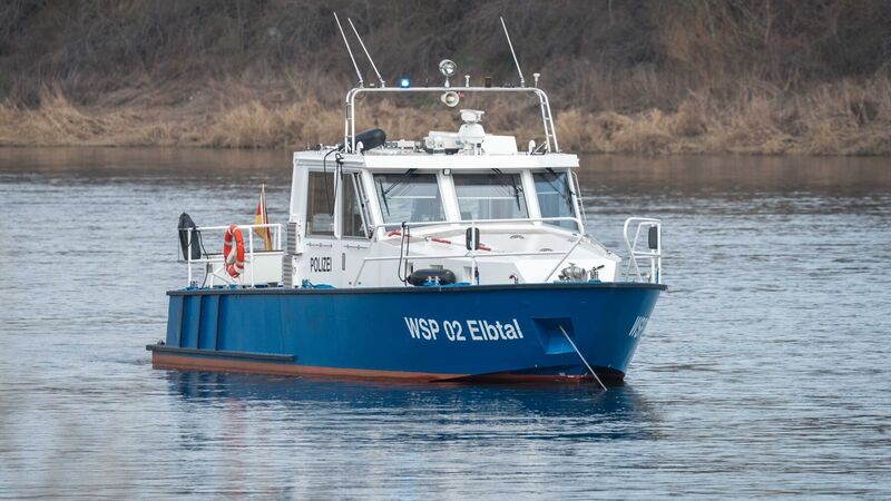 Neben den Straßen ist auch die Elbe im betroffenen Bereich wasserseitig für den Schiffsverkehr gesperrt, um die Sicherheit während der Maßnahmen zu gewährleisten. 