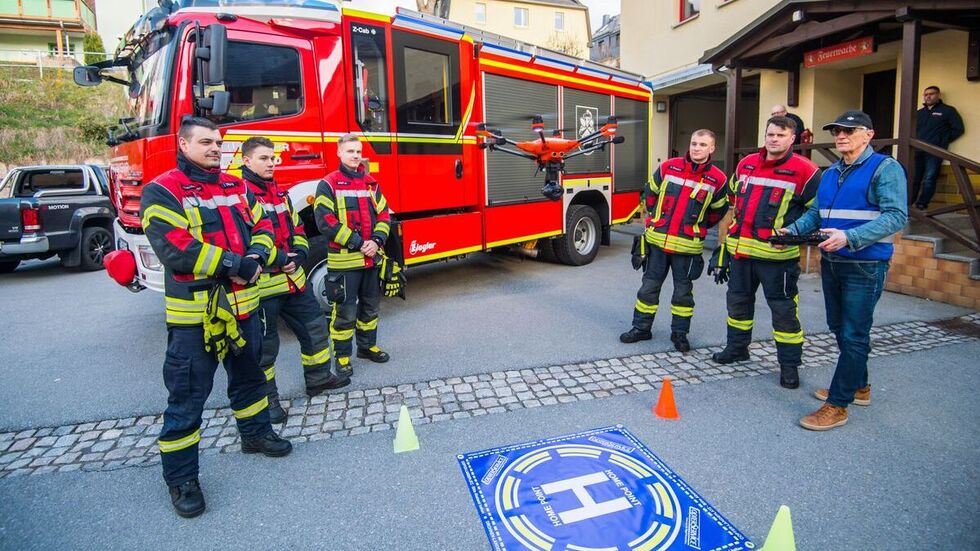 Die Beierfelder Feuerwehrleute lernen den Umgang mit der Drohne.