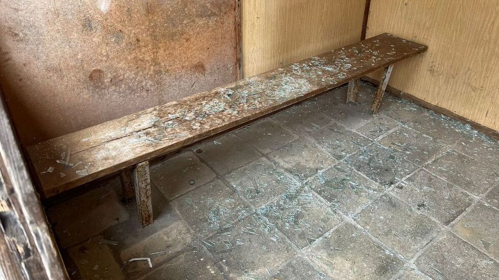 Drinnen das zersplitterte Glas.