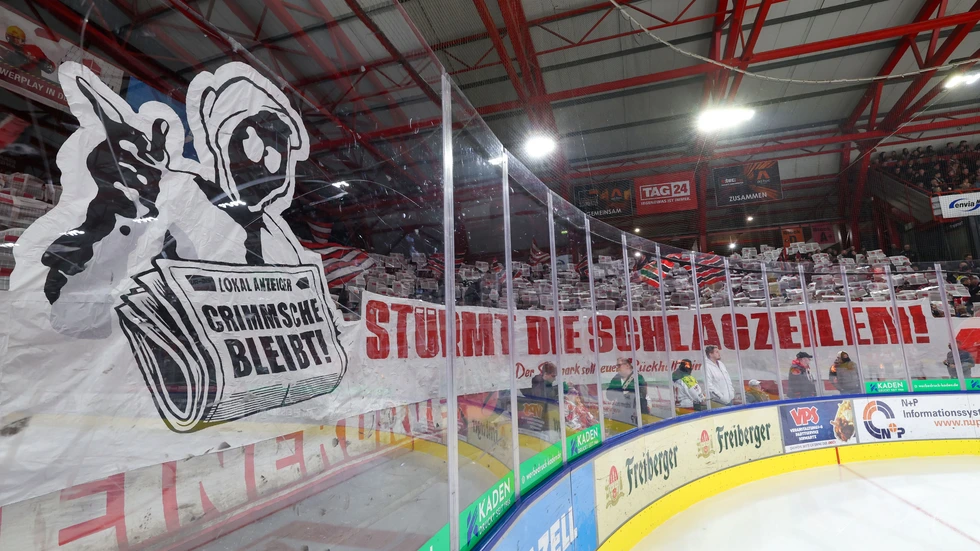 Die Fans sind dennoch glücklich: Den Klassenerhalt in der DEL 2 hatten die Eispiraten bereits in der Tasche. Die Fans sind dennoch glücklich: Den Klassenerhalt in der DEL 2 hatten die Eispiraten bereits in der Tasche.