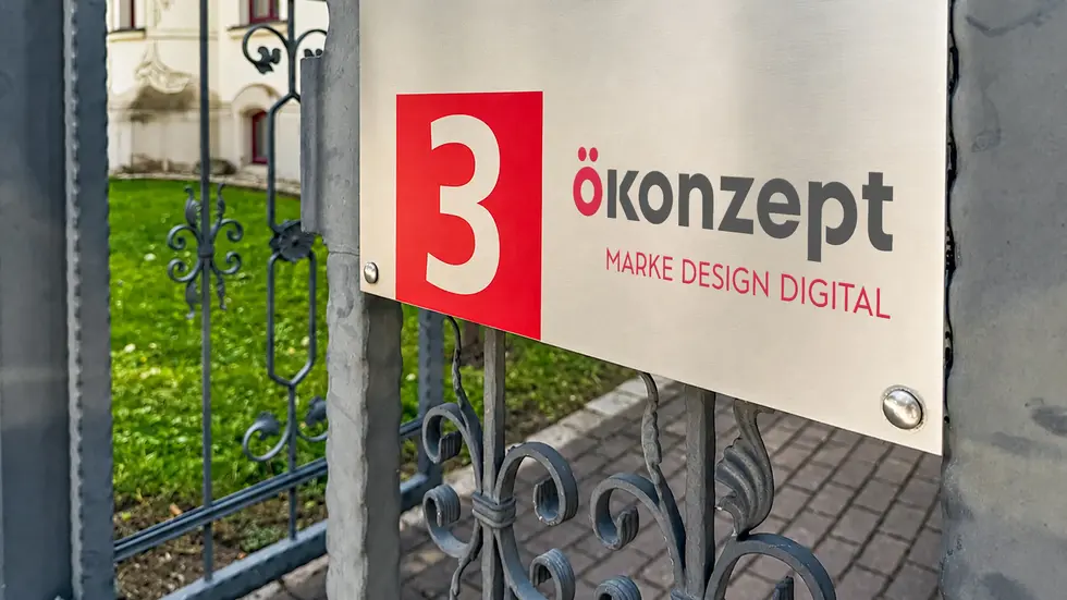 Logo am Eingang der Villa auf der Audistraße.