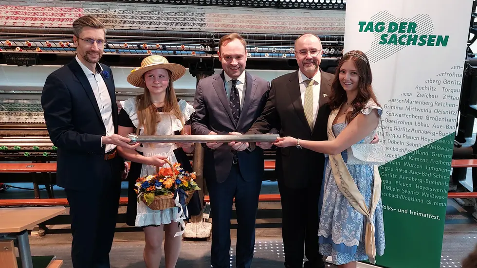 Die Staffelstabübergabe v.l.n.r. mit Ronald Kretzschmar (Oberbürgermeister Sebnitz), Jolien Kirschner (Sebnitzer Blumenmädchen), Landtagspräsident Alexander Dierks, Plauens Oberbürgermeister Steffen Zenner und Spitzenprinzessin Maxi Schulz.