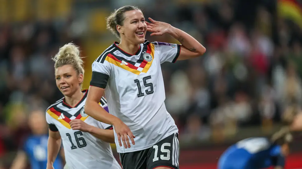 Larissa Mühlhaus freut sich über ihr Premierentor im Nationalteam Larissa Mühlhaus freut sich über ihr Premierentor im Nationalteam