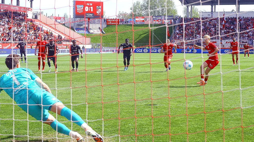 Kiel-Leihgabe Luca Prasse verwandelt sicher vom Punkt und stellt auf 1:1. Kiel-Leihgabe Luca Prasse verwandelt sicher vom Punkt und stellt auf 1:1.