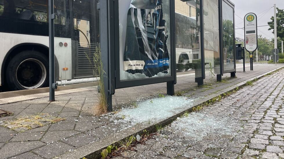 Das Glas ist gesplittert und herausgebrochen. 