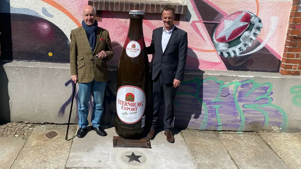 Sternburg-Gründer-Urenkel Freiherr Wolf Dietrich Speck von Sternburg (li.) und Sternburg-Geschäftsführer Martin Zapf am Donnerstagnachmittag am ersten Stern.