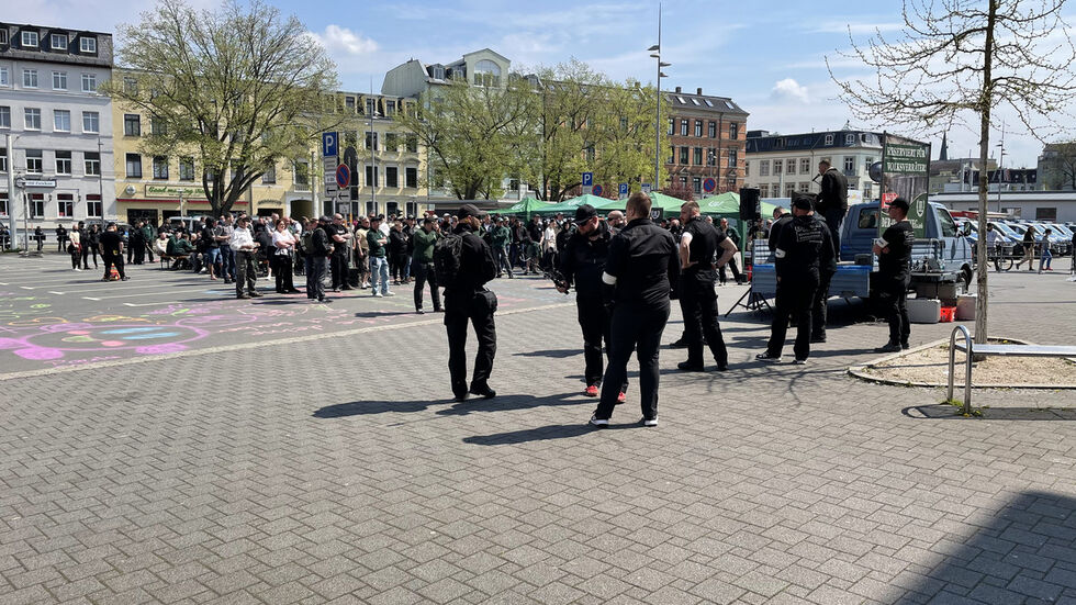 Zu  Beginn der Kundgebung der rechtsextremen Splitterpartei III. Weg auf dem Zwickauer Hauptmarkt.