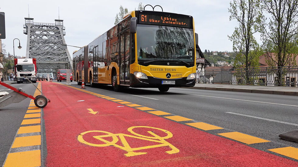 Die Befürchtung vieler Kritiker: Busse und Autos stehen deutlich länger im Stau.