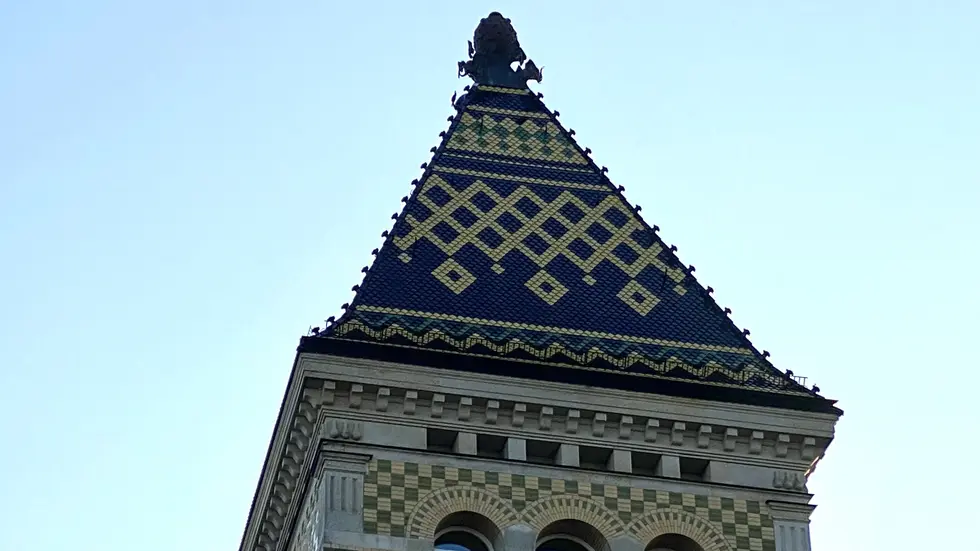Dieses wunderschöne Dach befindet sich auf einem Turm an einer Ecke der Leipziger Polizeidirektion an der Dimitroffstraße - hinterm Landgericht (Harkortstraße), gegenüber vom Bundesverwaltungsgericht.
