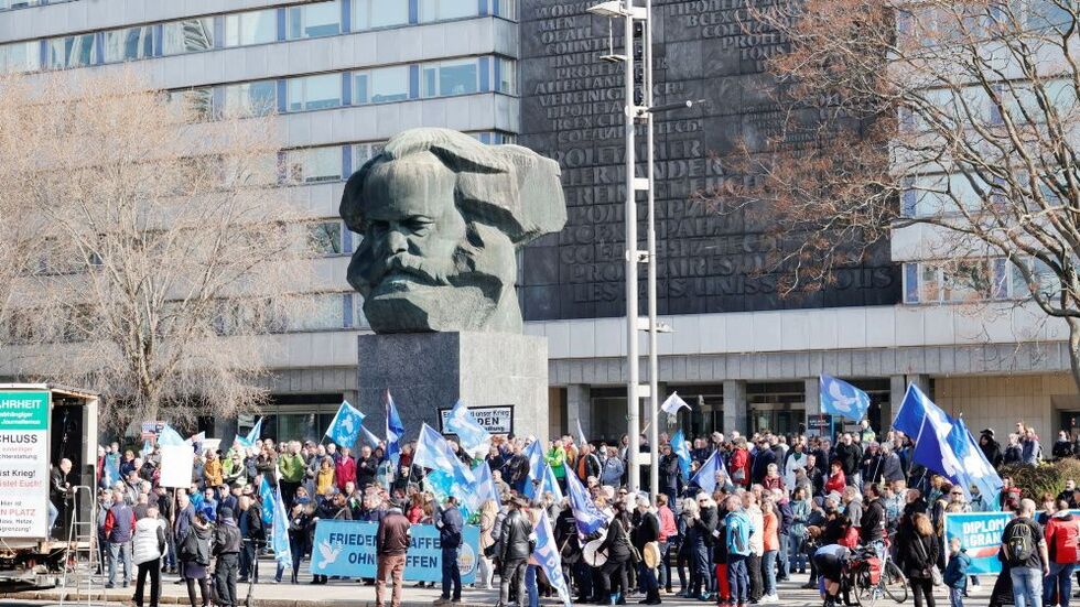 Die Protestbewegung "Chemnitz steht auf" rief zum Ostermarsch für ihre Vorstellungen vom Frieden auf. Treffpunkt war am Karl- Marx- Monument