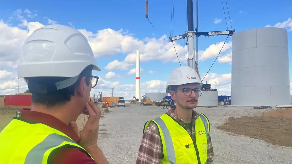 Martin Schramm und Marco Pampel von SachsenEnergie am Montag auf der Baustelle