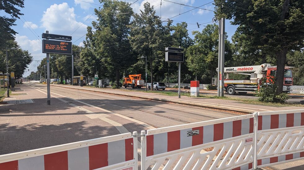 Die Zeppelinbrücke in Leipzig ist für den Verkehr derzeit vollgesperrt. Die Zeppelinbrücke in Leipzig ist für den Verkehr derzeit vollgesperrt.