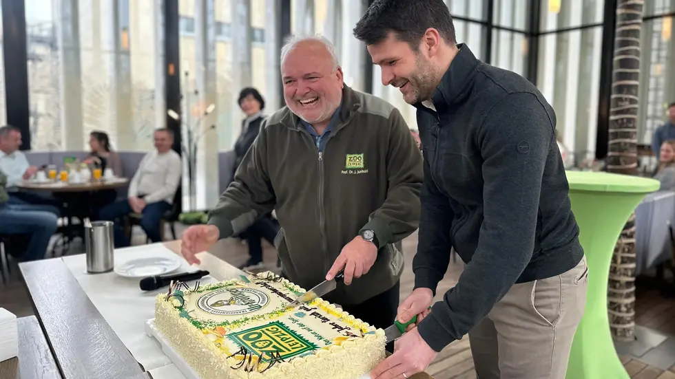Zoodirektor Prof. Jörg Junhold und Ur-Krostitzer Chef Sven-Matti Kamann beim anschneiden der Torte.