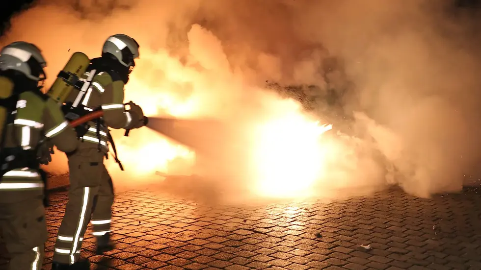 Die Feuerwehr löschte den brennenden Pkw auf der Emil-Ueberall-Straße am Donnerstag Abend