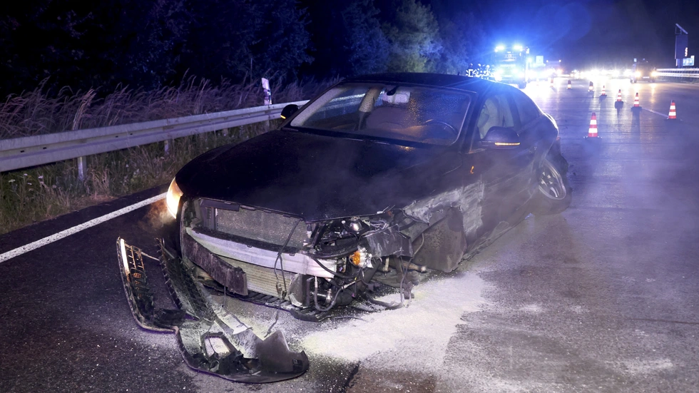 Der Audi schleuderte mehrfach gegen die Leitplanken und blieb auf dem Standstreifen liegen.
