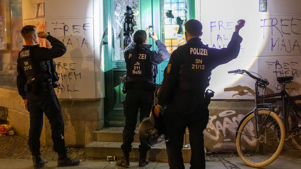 Auch die Eingangstür des Konsum-Supermarktes wurde mit Steinen beworfen und an der Wand politische Graffiti hinterlassen.