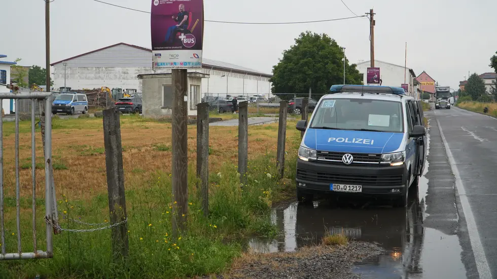 Die Polizei am Einsatzort im Schkeuditzer Ortsteil Dölzig.
