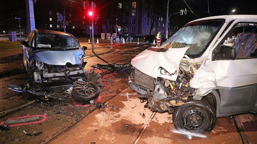 Bei dem Zusammenstoß wurden der Transporterfahrer und die Autofahrerin schwer verletzt