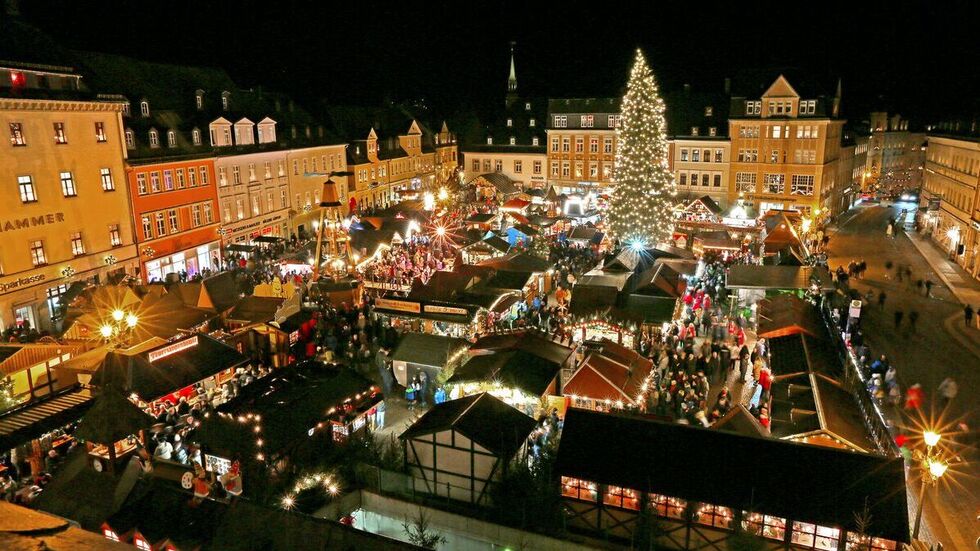 Die ganze Stadt erstrahlt als Weihnachtsberg.