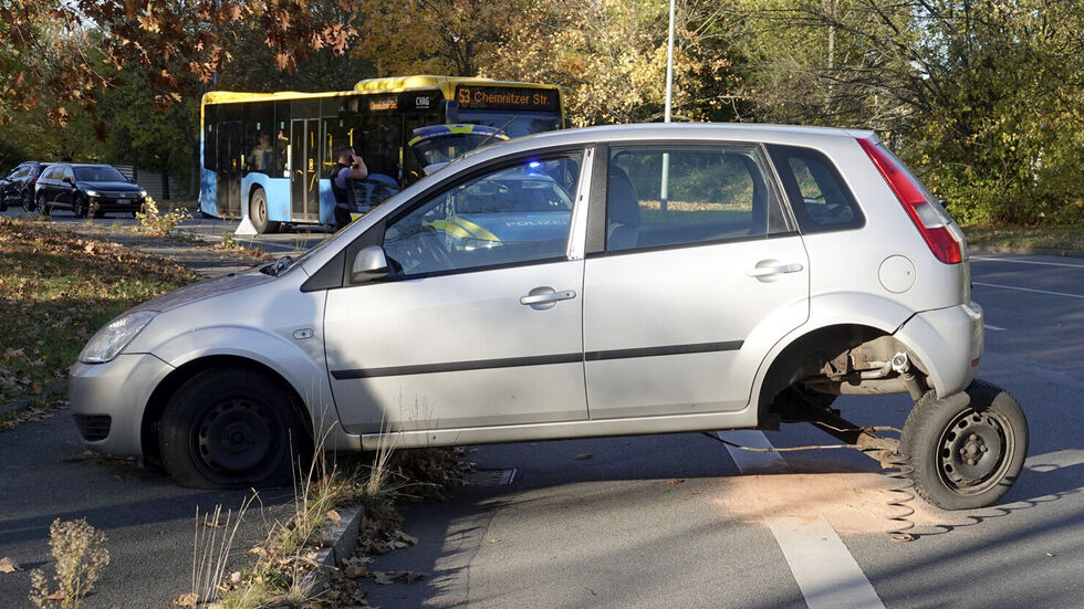 Krach, da war das Rad ab und der Ford stand auf dem Fußweg. Krach, da war das Rad ab und der Ford stand auf dem Fußweg.