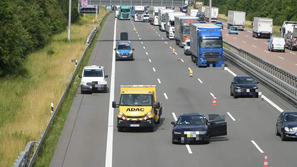 Der Verkehr wird auf der Überholspur vorbeigeleitet. Der Verkehr wird auf der Überholspur vorbeigeleitet.