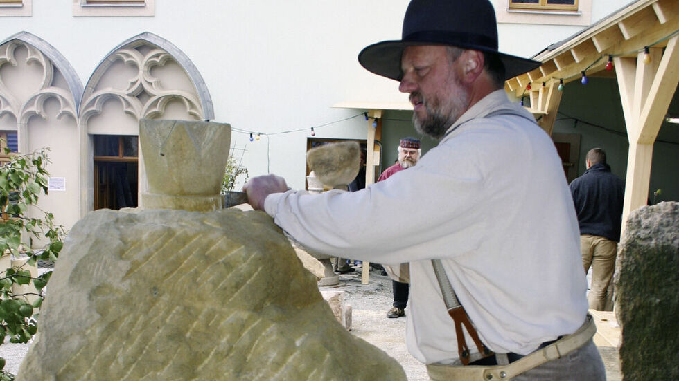 Zahlreiche Steinmetze zeigen die Jahrhunderte alte traditionsreiche Kunst der Steinbearbeitung.