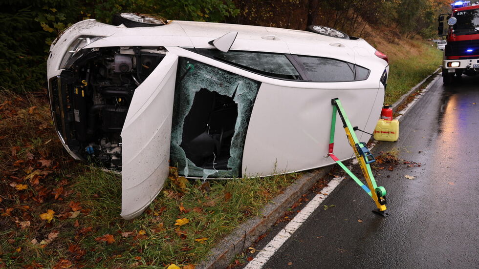 Die verletzte Fahrerin wurde über die Frontscheibe befreit. Die verletzte Fahrerin wurde über die Frontscheibe befreit.