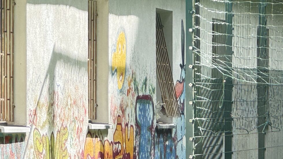 Über ein herausgerissenes Fenstergitter gelangten die Unbekannten ins Gebäudeinnere.