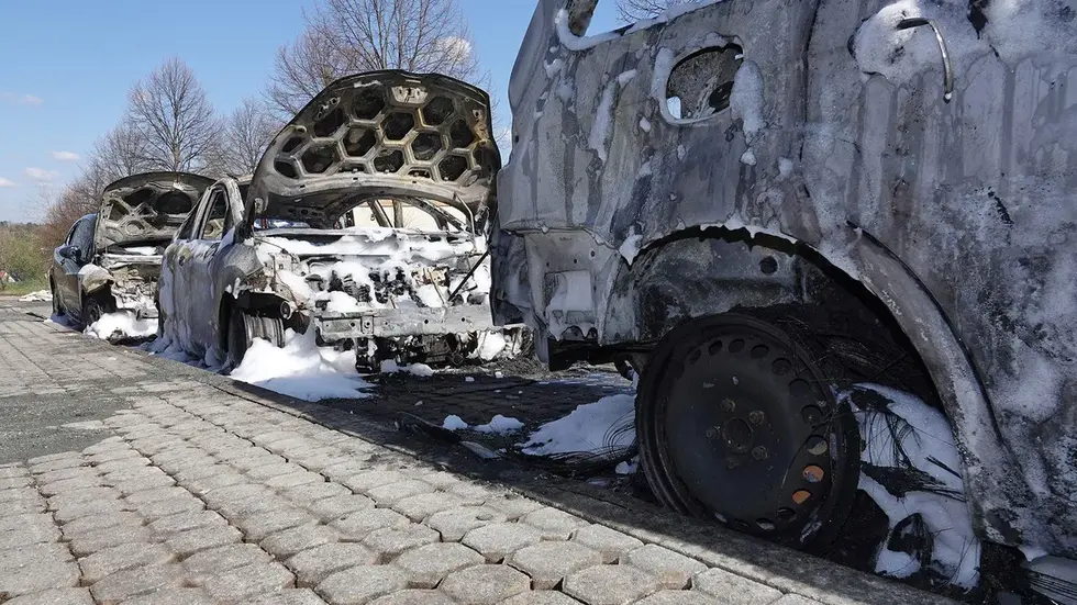 An den drei Wagen entstand Totalschaden.