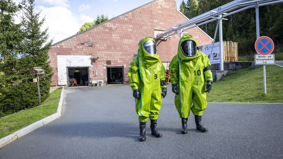 Perfekt gewappnet für den Ernstfall: Die Einsatzkräfte bei der Übung in Altenberg.